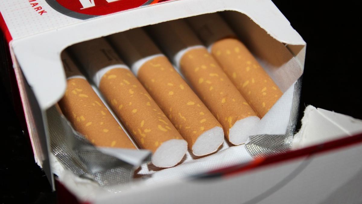 Interzicerea expunerii țigaretelor la raft distruge micii comercianți