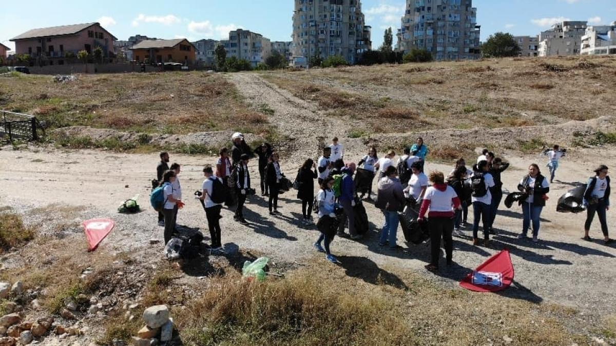 Voluntarii fac curăţenie generală în România