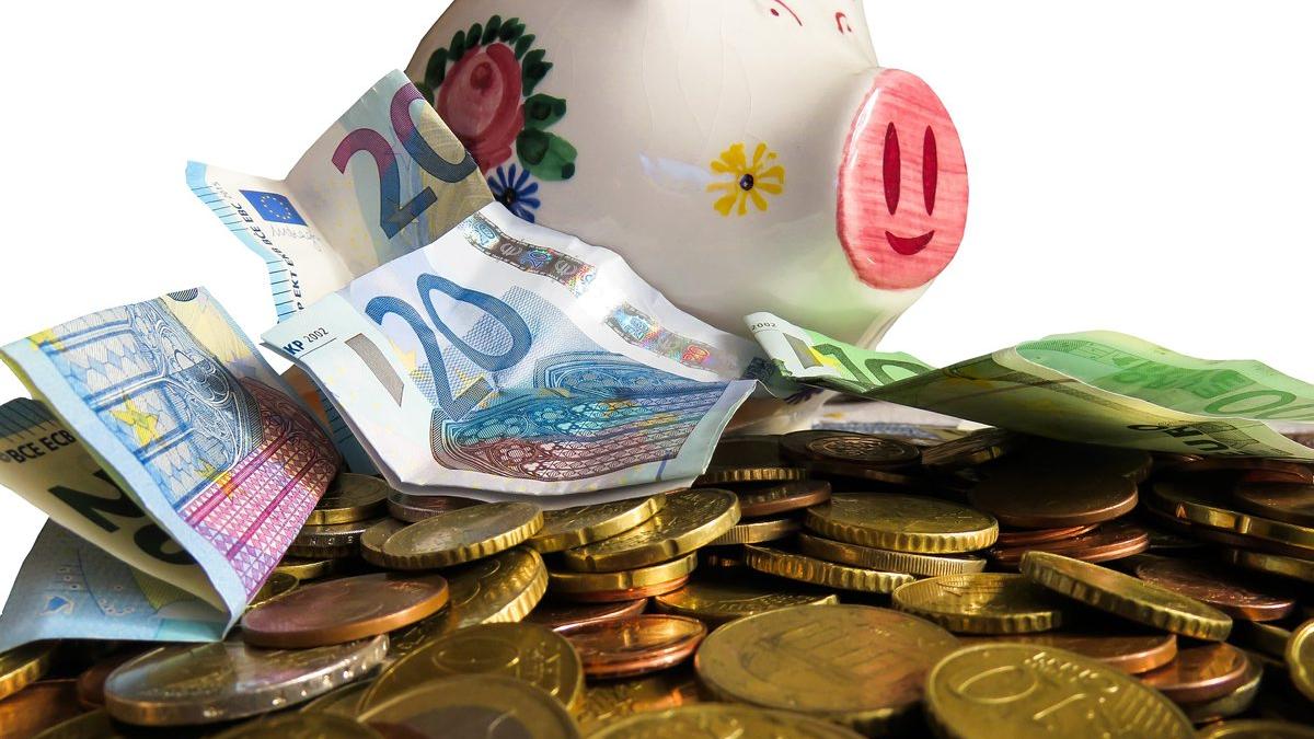 Ai bani la bancă? Inflația îi cheltuie în locul tău