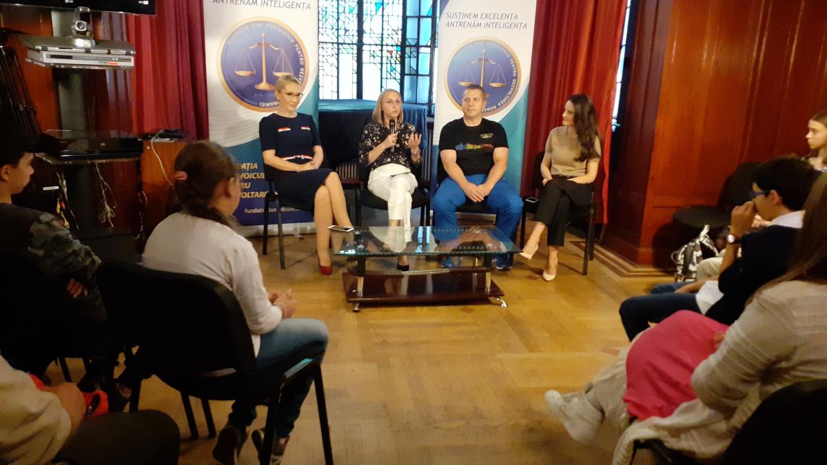 Gabriela Szabo la prima conferință din cadrul proiectului ”România TA!”