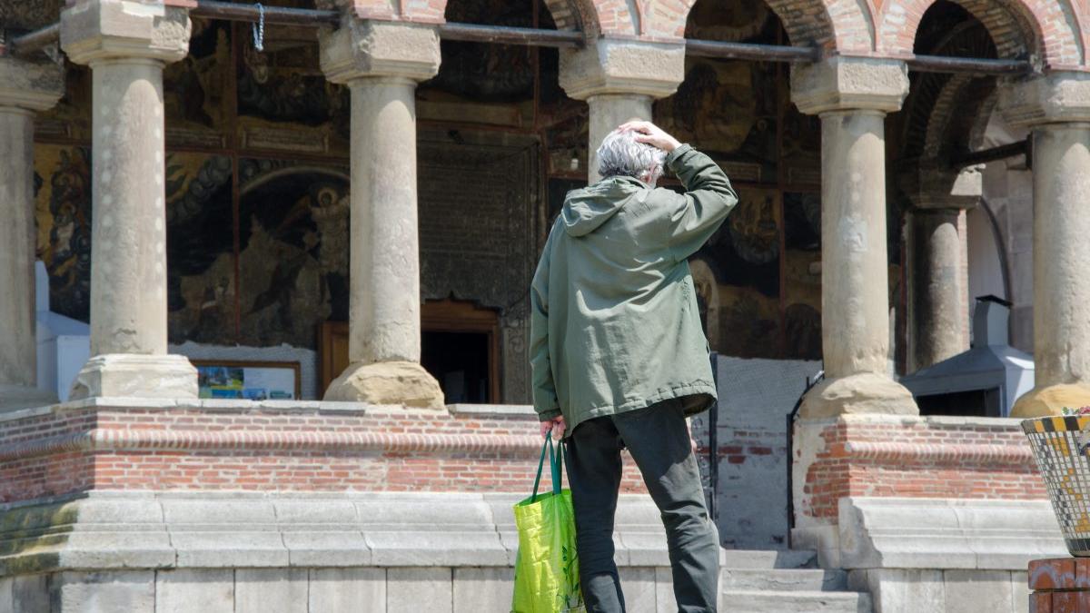 O categorie aparte: săracul de Bucureşti vrea doar bani 