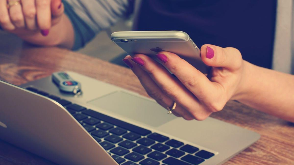 Proiect: violenţa online, pedepsită la fel ca aceea domestică