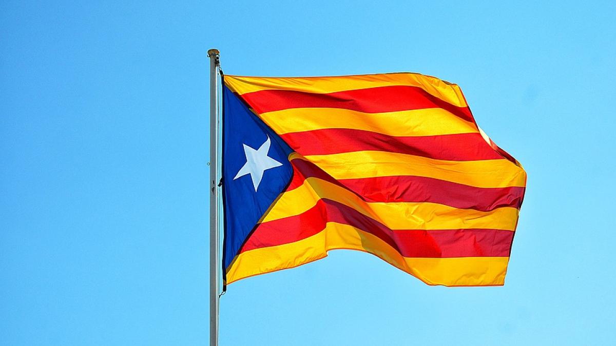 Poliţia din Barcelona intervine pentru a dispersa protestatarii separatişti violenţi; duminică vor manifesta anti-separatiştii