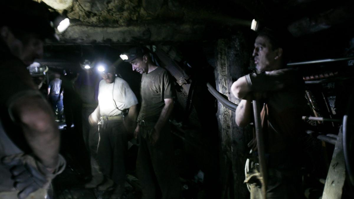 Minerii continuă protestul în subteranul exploatărilor Paroşeni şi Uricani