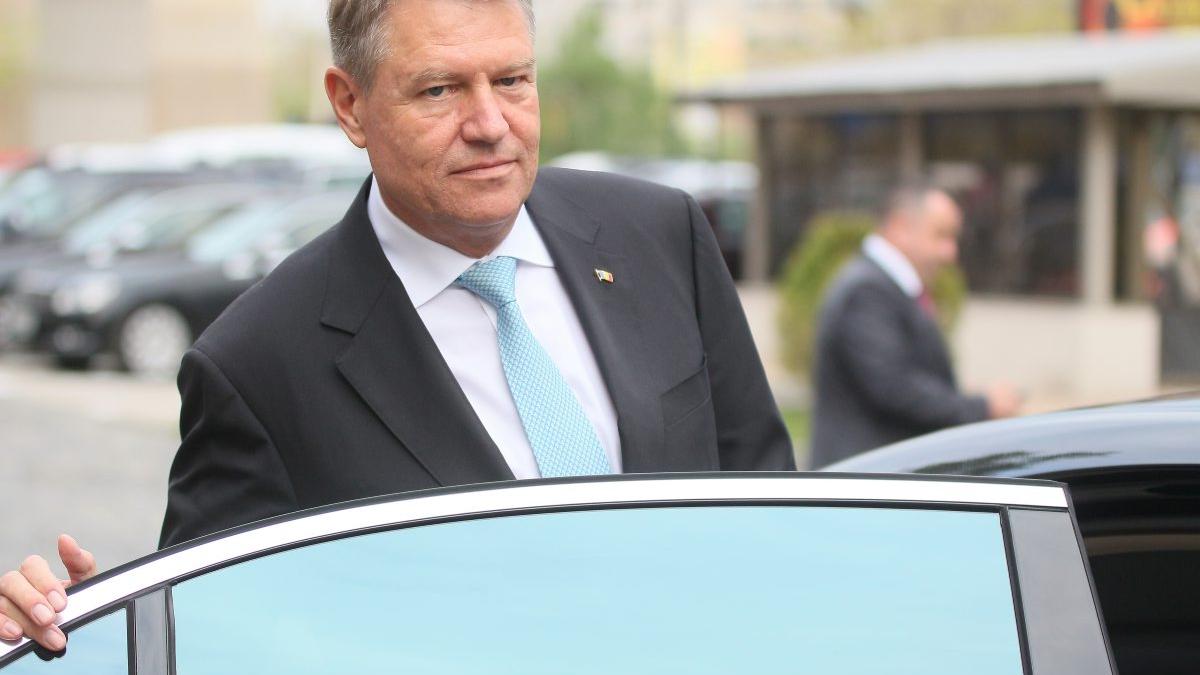 Baie de mulţime făcută de Klaus Iohannis la Alba Iulia