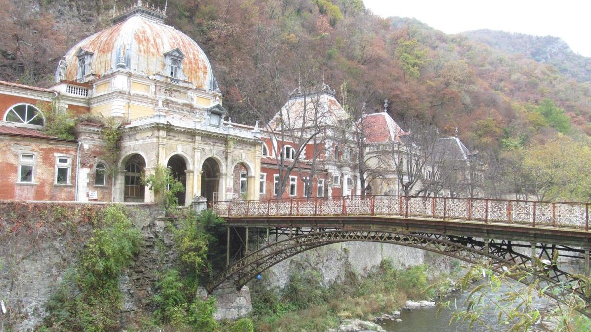 Herculane: încep lucrările de punere în siguranţă a Băilor Imperiale