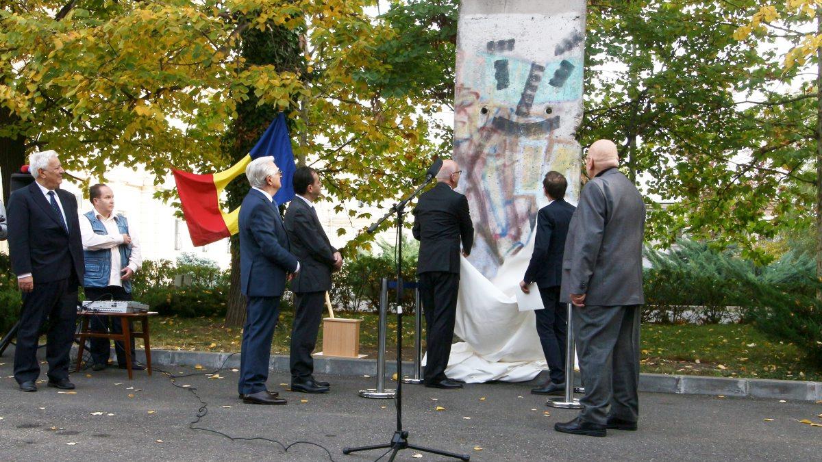 Zidul Berlinului, în curtea Academiei Române