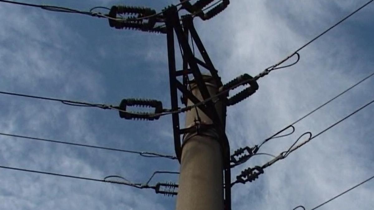 Vântul a afectat reţeaua electrică din zona Mărginimii Sibiului; 7.000 de abonaţi fără curent
