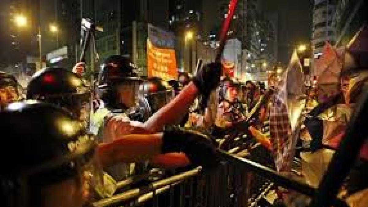 Noi ciocniri în Hong Kong. Poliţist, rănit de o săgeată