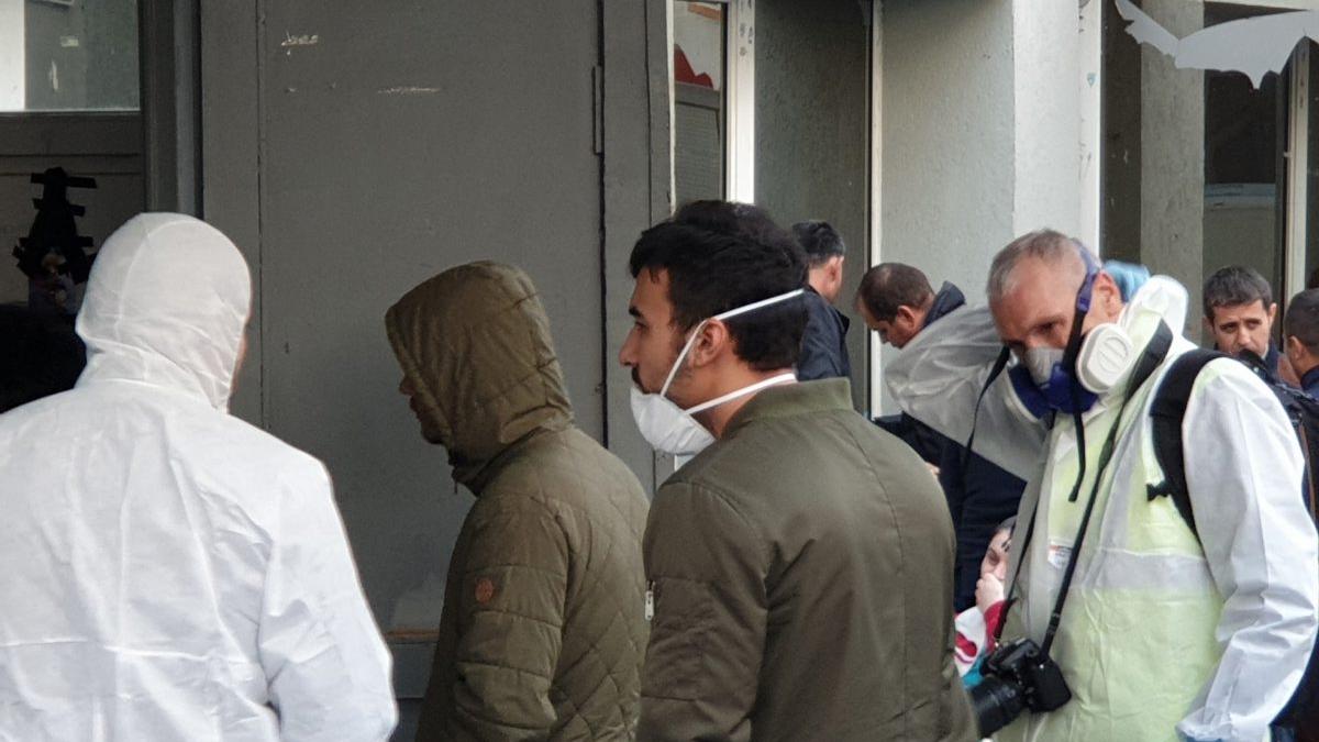 Clipe de coșmar pentru oamenii care locuiesc în blocul groazei: În urma decontaminarii ar putea rămâne fără mobilă și haine