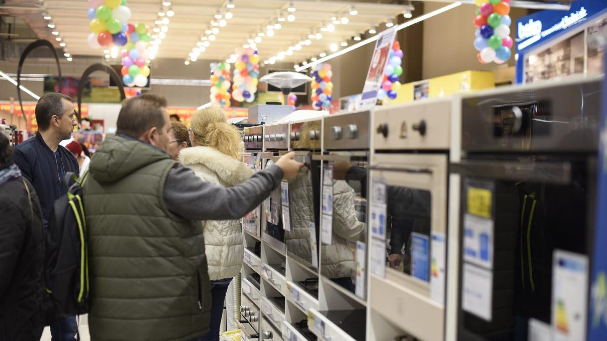 Noile taxe năucesc comerţul cu electronice