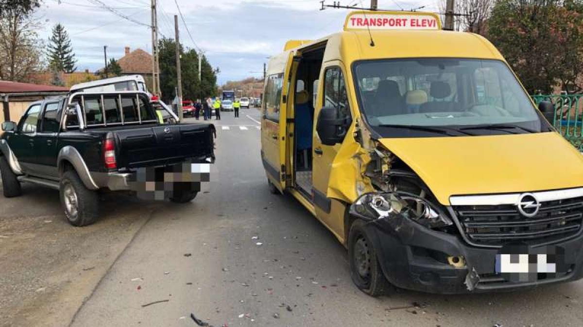 Accident de microbuz școlar în Arad. Şapte copii au fost transportaţi la spital 