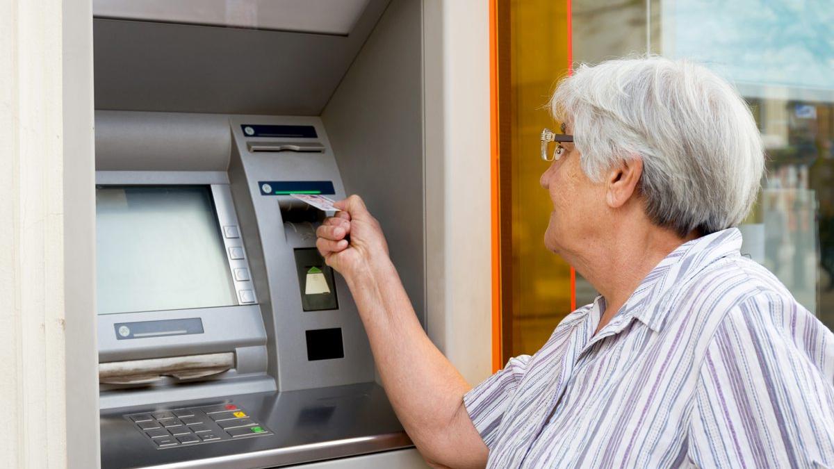 Pensiile doar pe card ? În 75% din țară nu există bancomat