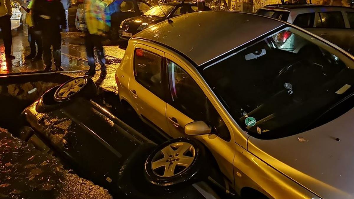 Două autovehicule au picat în groapa RADET