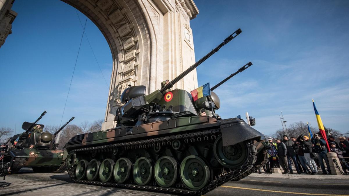 Paradă militară impresionantă în Piaţa Arcului de Triumf cu ocazia zilei de 1 Decembrie