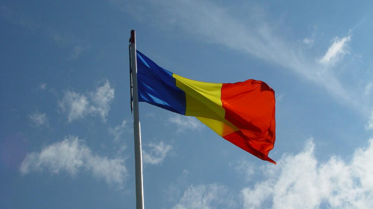 Un imens drapel a fost arborat în Piaţa Tricolorului din Alba Iulia
