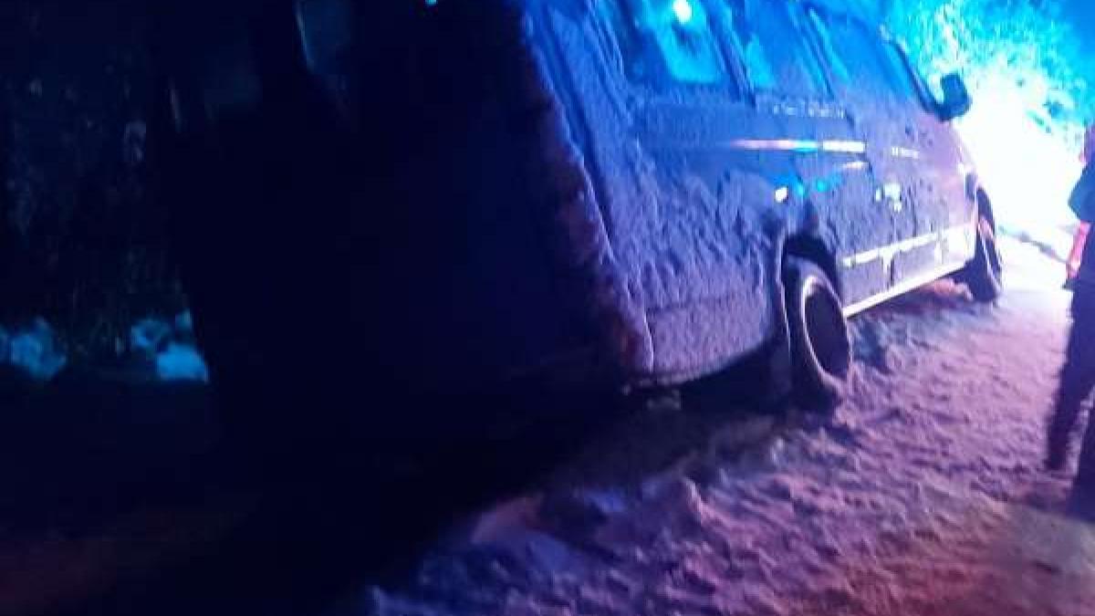 Accident GRAV în Vrancea. Microbuz cu elevi răsturnat în zăpadă