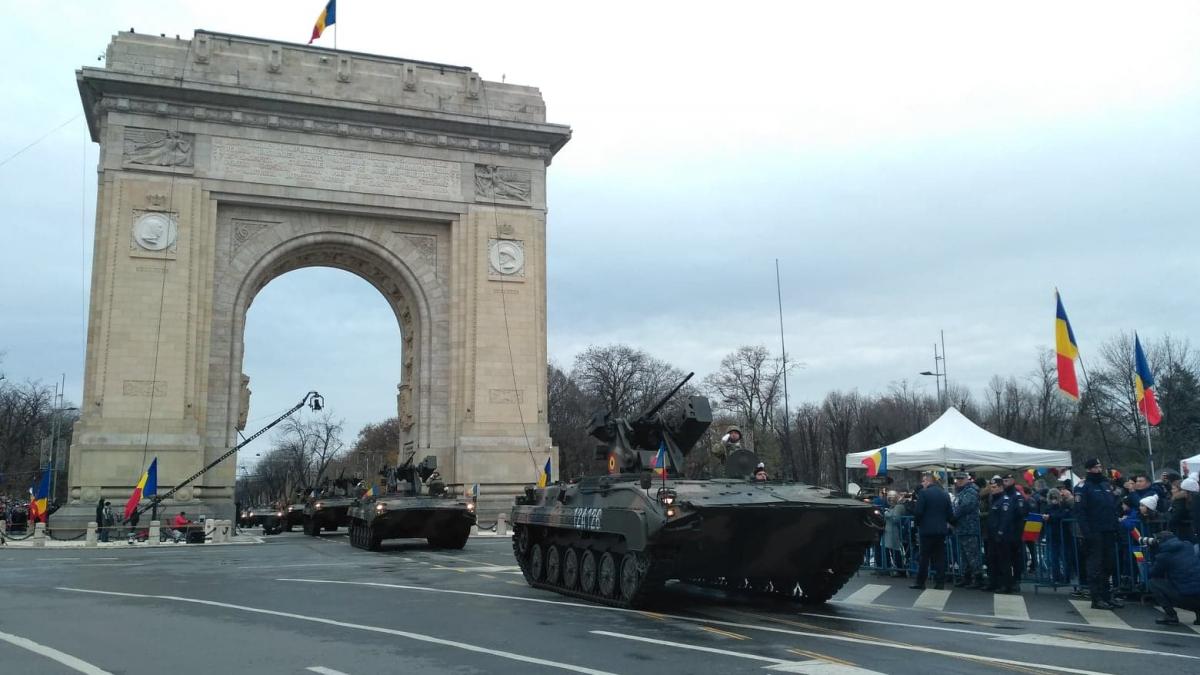 Mii de oameni au asistat la parada militară din Bucureşti, preşedintele Iohannis a făcut o baie de mulţime