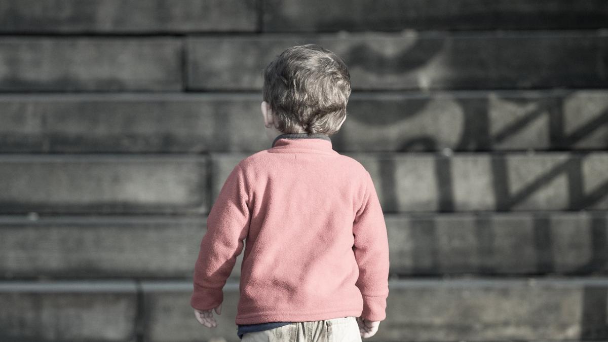 O fetiță bătută de mama sa cu o coadă de mătură a fost preluată de Protecția Copilului Neamț