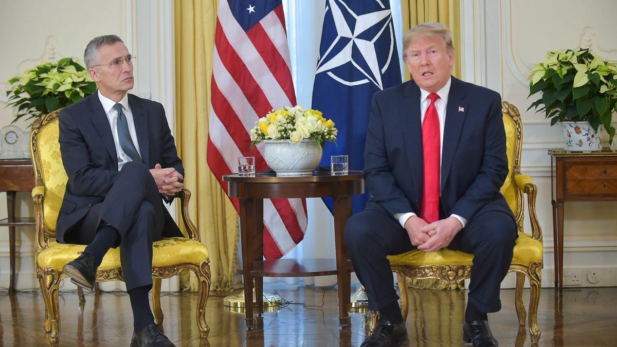 Trump a dat de pământ cu Macron la NATO