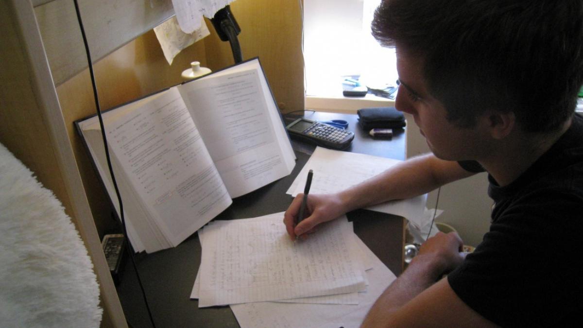 SCRISOARE DESCHISĂ CĂTRE PRIMUL MINISTRU Zilnic, copiii României merg peste 2 milioane de kilometri pe jos spre, și de la școală! Iar cei care nu merg pe jos, își riscă viața la “ocazie”! SALVAȚI COPIII ROMÂNIEI!