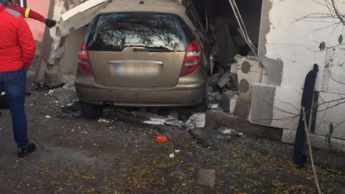 Accident în Ploieşti. Un autoturism a intrat într-o casă după ce a fost lovit de o altă maşină. „S-a urcat cu roţile pe pat"