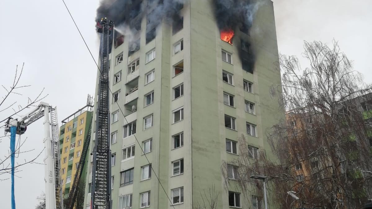 VIDEO. Cel puţin cinci morţi într-o explozie de gaz într-un bloc de 12 etaje, în Slovacia