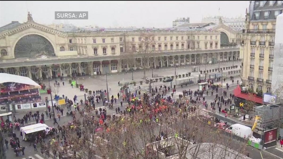 Greve de amploare în Franța. Sute de mii de persoane protestează împotriva reformei pensiilor