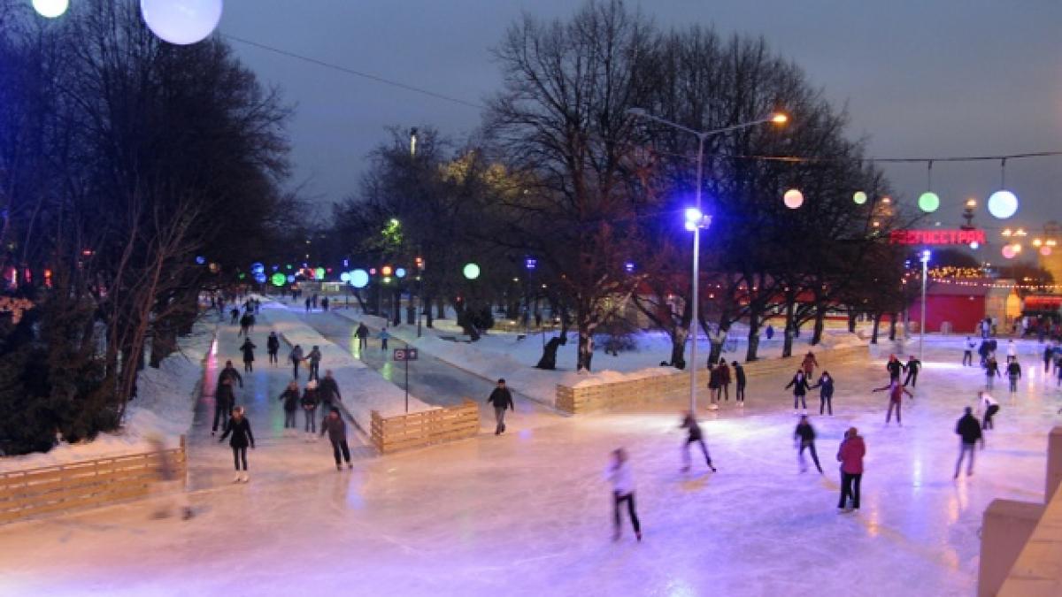 A fost deschis patinoarul în aer liber din Brașov