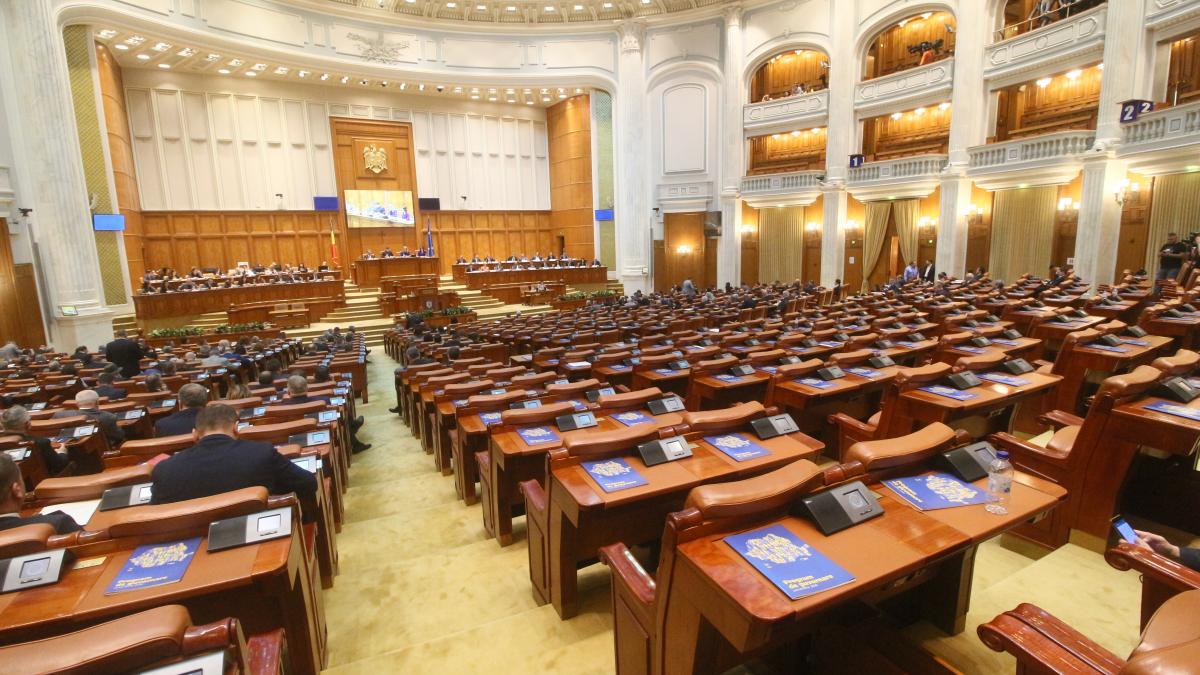 Guvernul îşi asumă răspunderea pe trei proiecte de lege. Parlamentul se întruneşte, joi, în şedinţe succesive de la ora 12,00