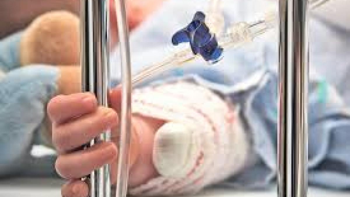 Caz dramatic la Focşani: Un bebeluş a murit de pneumonie, după ce fusese diagnosticat de medic cu "roşu în gât"
