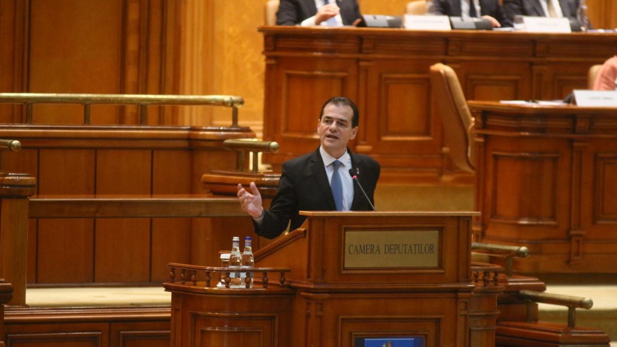 Guvernul şi-a asumat răspunderea privind amânarea termenului pentru creşterea vechimii în vederea accederii la INM