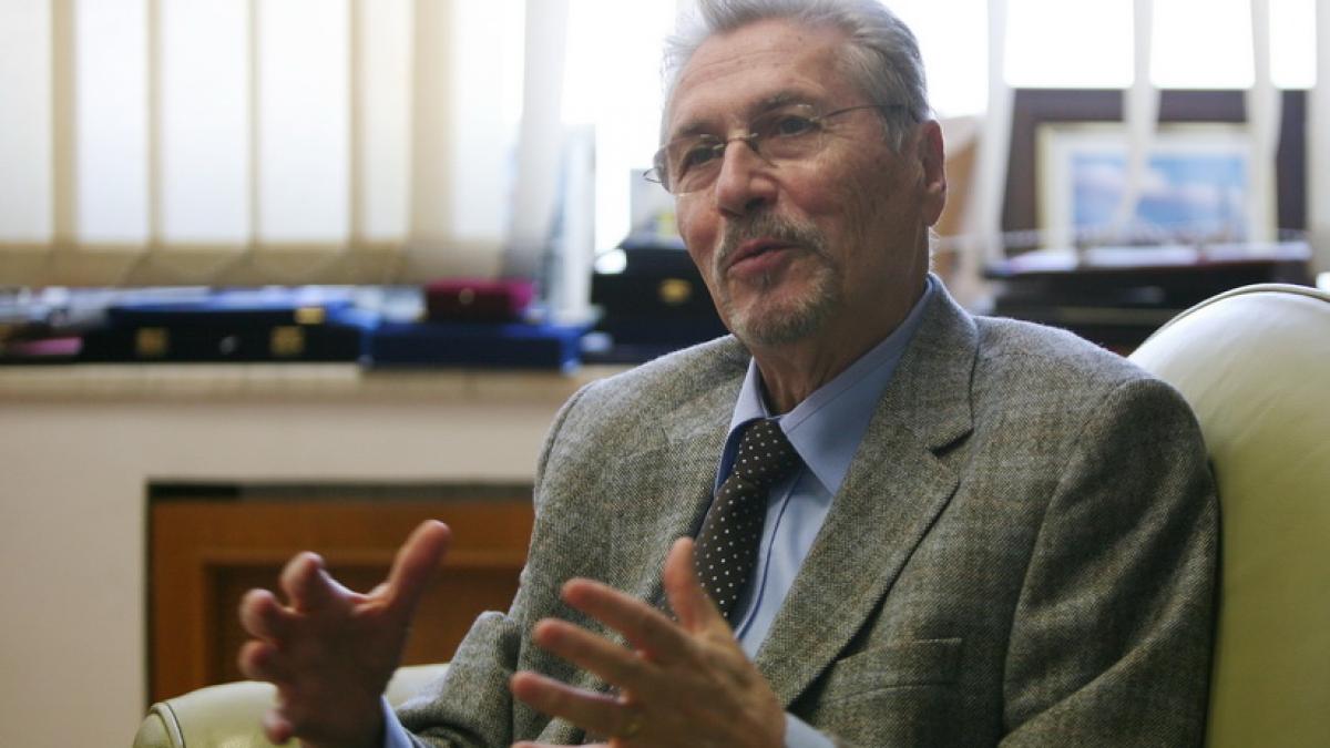 Fostul preşedinte Emil Constantinescu, la Spitalul Elias