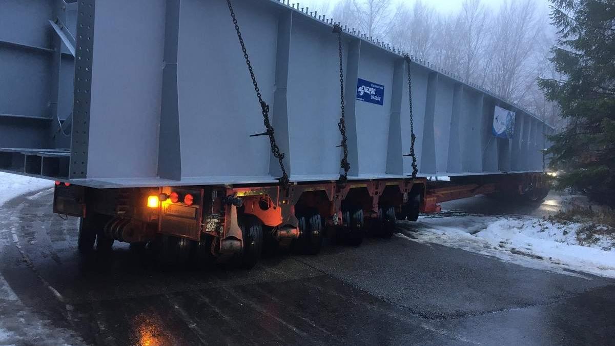 Circulaţia pe DN 1A este blocată. Un transport agabaritic nu poate trece de o curbă