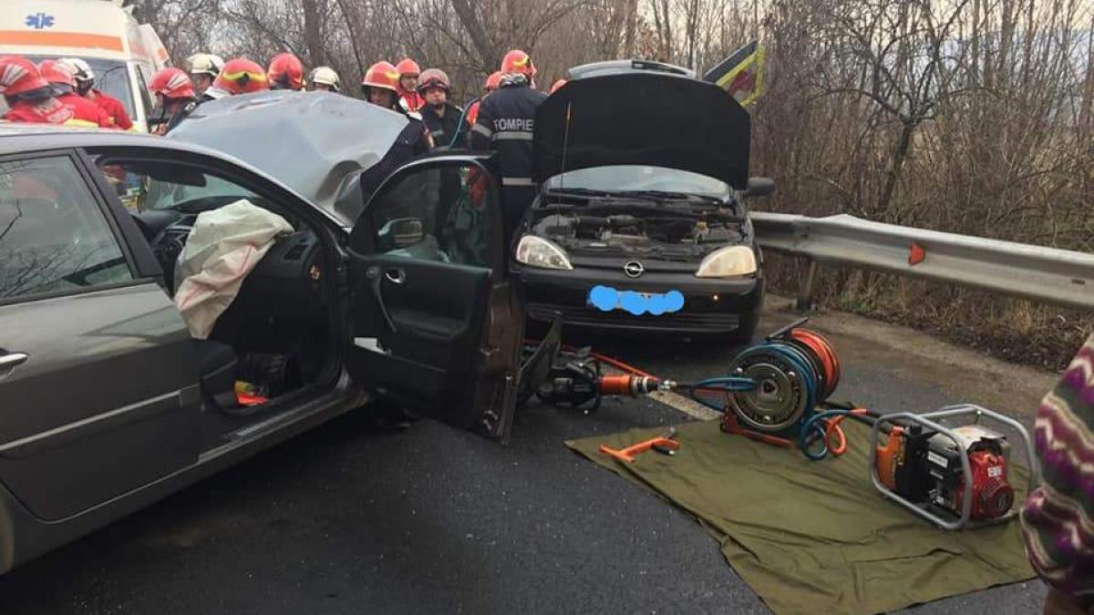 Accident în Hunedoara. Trei fetiţe încarcerate în aceeaşi maşină. Au intervenit cu şapte autospeciale