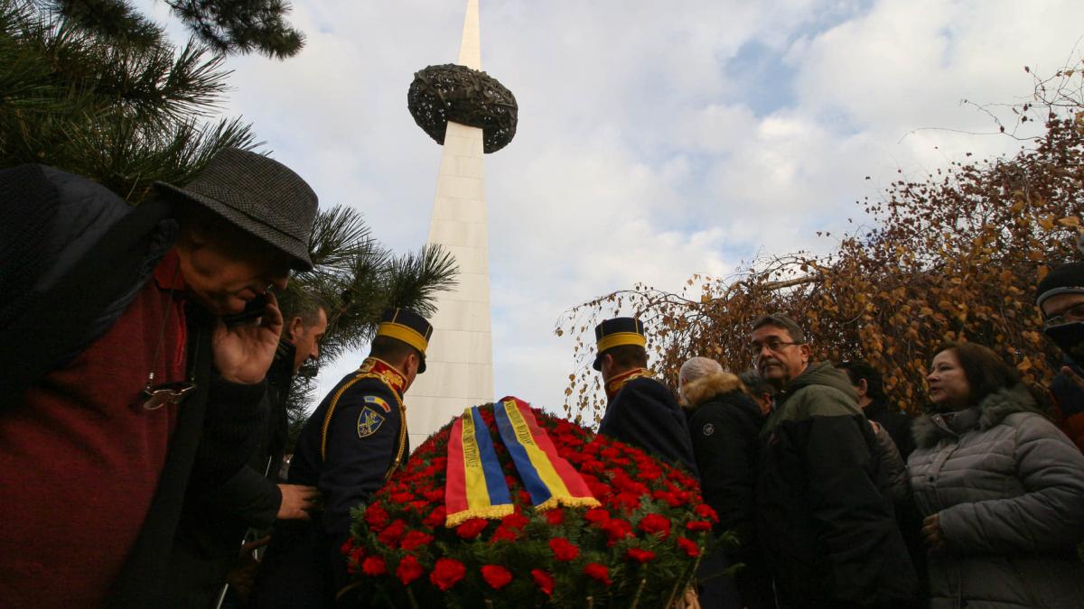GALERIE FOTO Slujbă de pomenire pentru martirii Revoluţiei în Piaţa Revoluţiei și depuneri de coroane
