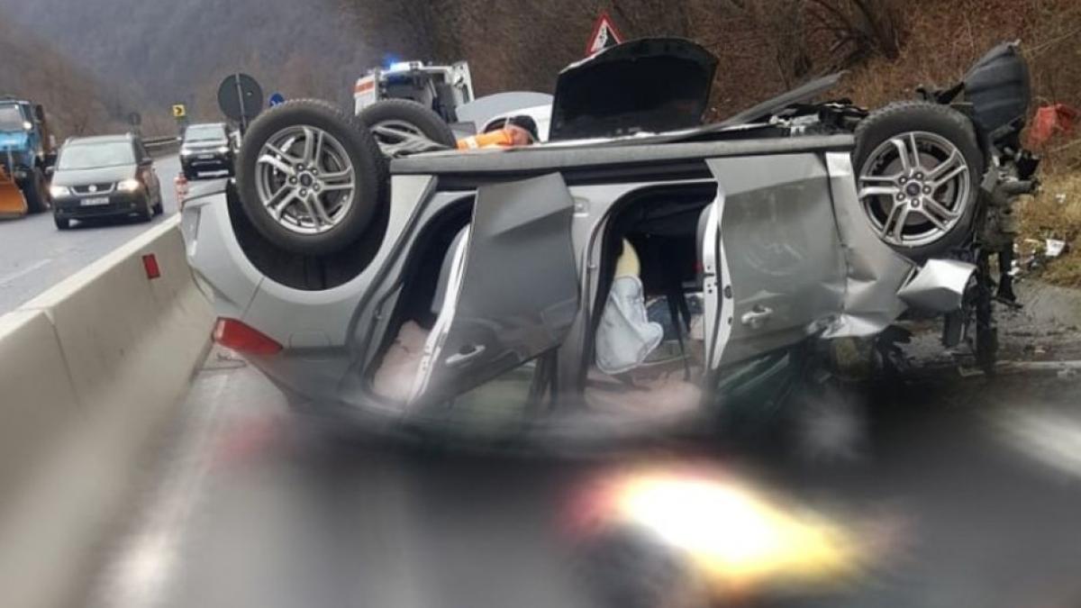 O nouă TRAGEDIE pe DN 7. Două persoane au murit şi alte trei au fost rănite