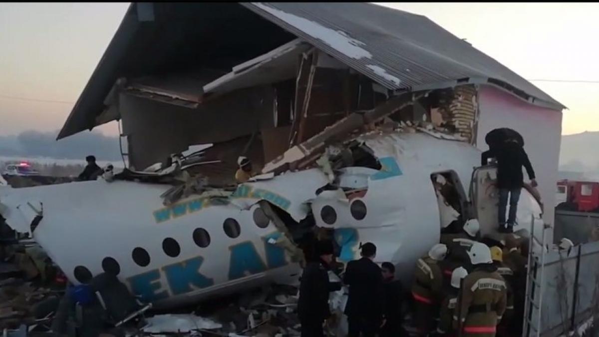 Un avion cu 100 de pasageri la bord s-a prăbușit în Kazakstan. 14 oameni au murit 
