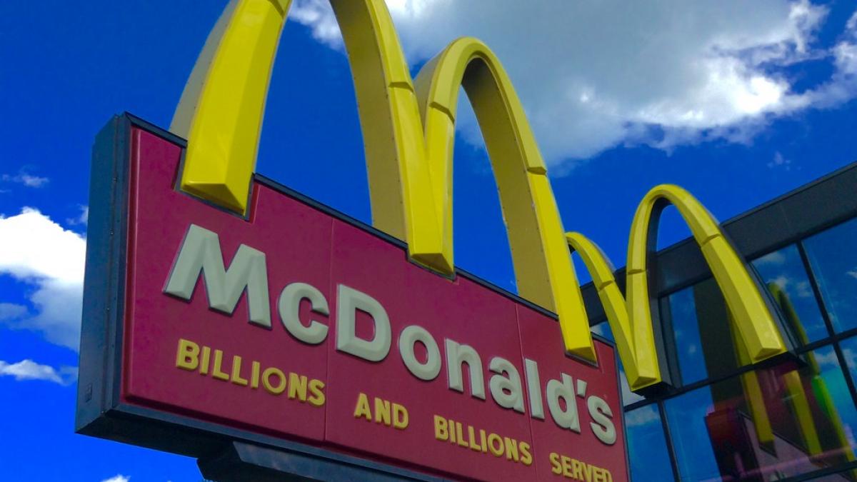O femeie a fost salvată de angajaţi McDonald's după ce a mimat din buze ''Ajutor''