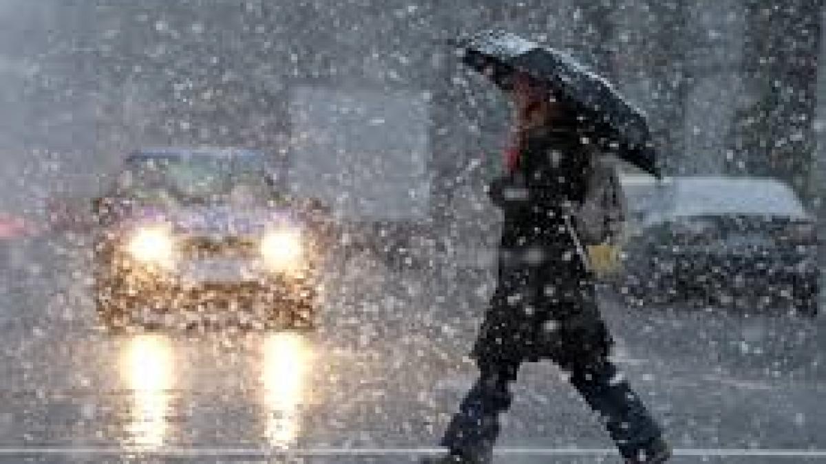 ANM: Vremea se răceşte în Bucureşti. Ninsori slabe şi lapoviţă, începând de duminică dimineaţa