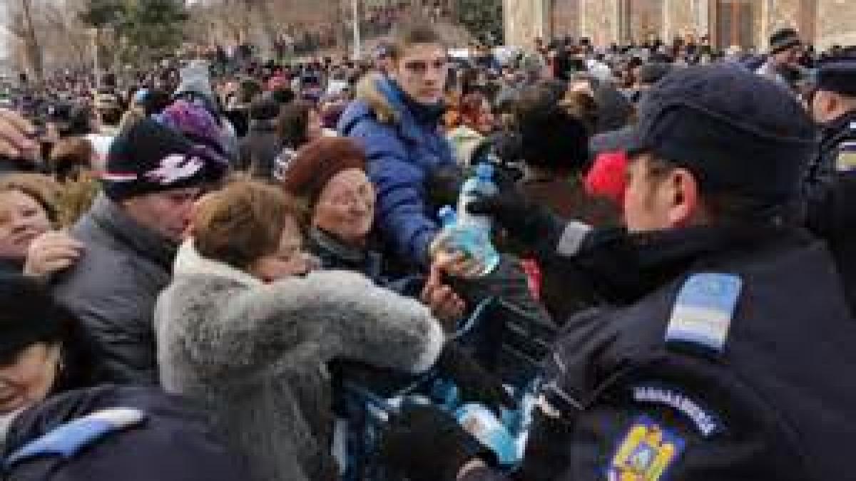 Mitropolitul Ardealului, nemulţumit de înghesuiala de Bobotează: De ce trebuie să ne dăm în spectacol de fiecare dată?