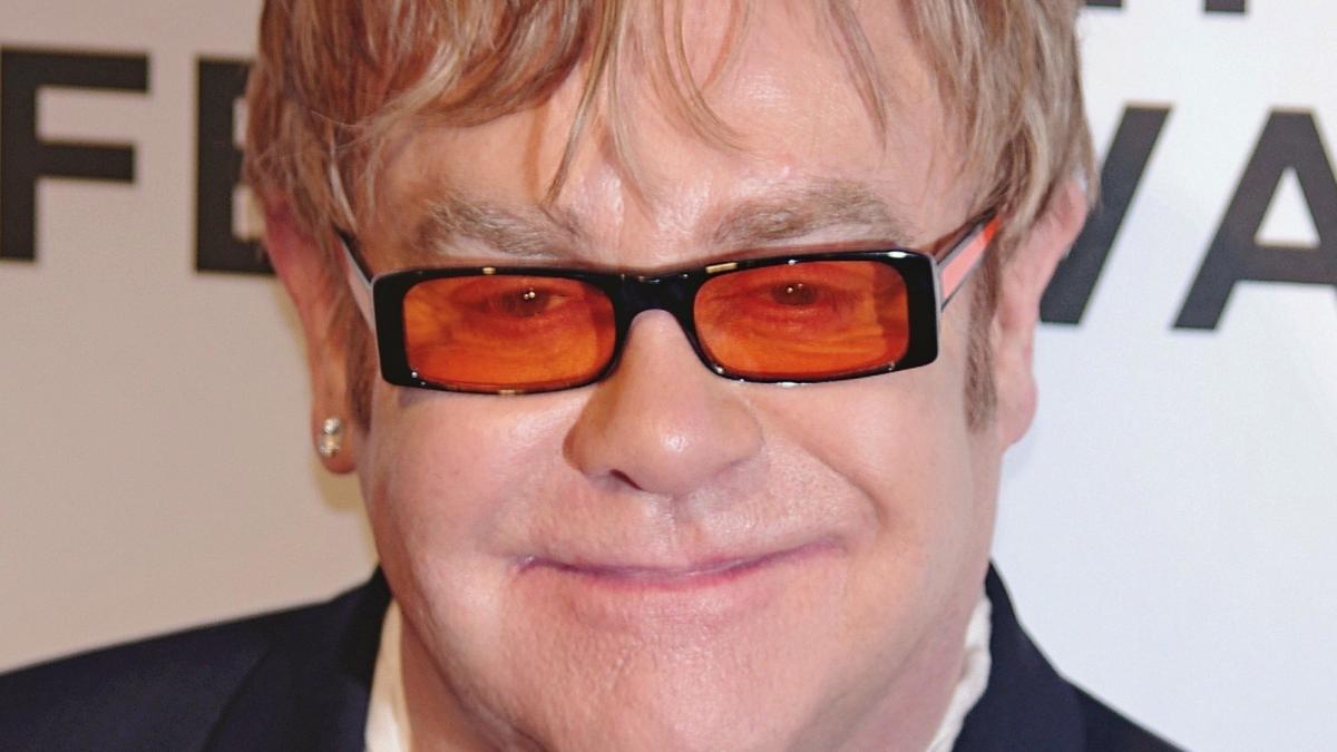 Elton John donează un milion de dolari pentru stingerea incendiilor din Australia