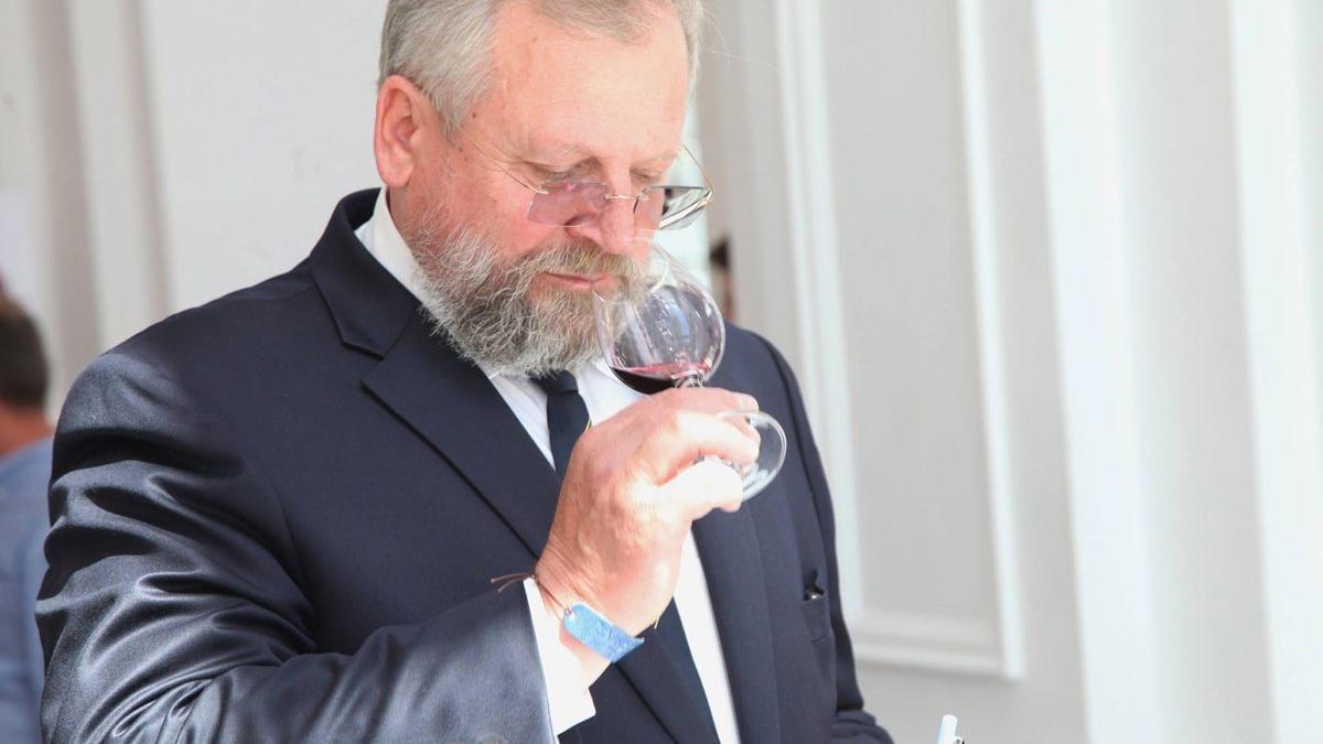 Un expert în vin iniţiază cursanţii în degustarea de apă