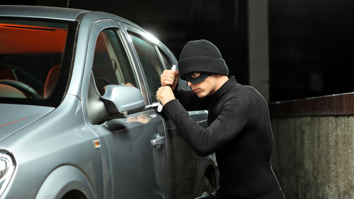Cinci suspecţi de furturi de autoturisme, reţinuţi în urma unor percheziţii domiciliare în Constanța