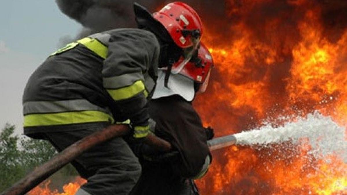 Incendiu la un apartament din Râmnicu Sărat. O persoană a suferit un atac de panică