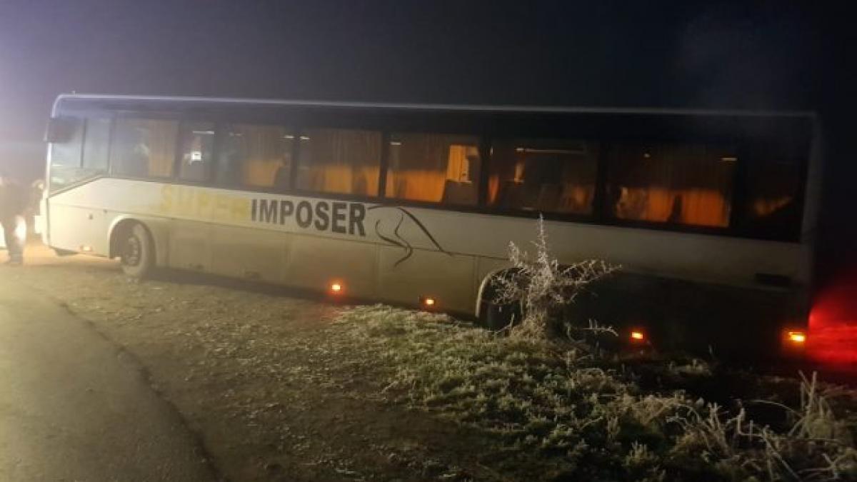 Accident în prima zi de școală. Un autobuz plin cu elevi a ajuns în șanț. S-a intervenit imediat