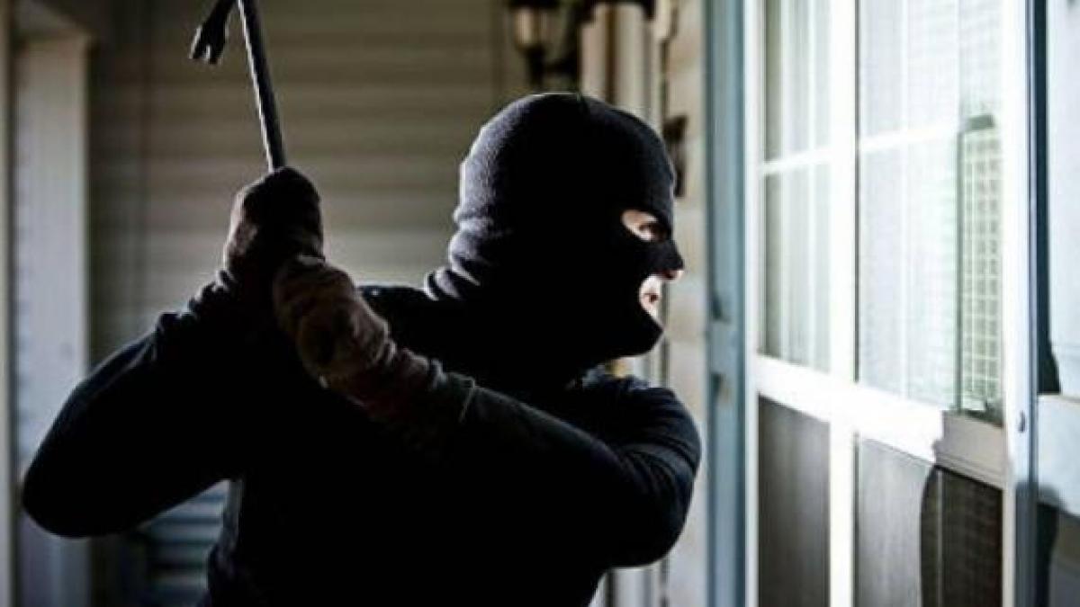 Jaf ca-n filme în Cluj: Trei tineri cu măşti pe faţă au încercat să spargă un magazin