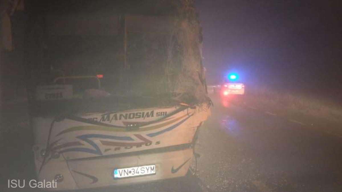 Un autobuz plin cu muncitori s-a ciocnit de o autoutilitară. Două persoane au ajuns, marţi, la spital