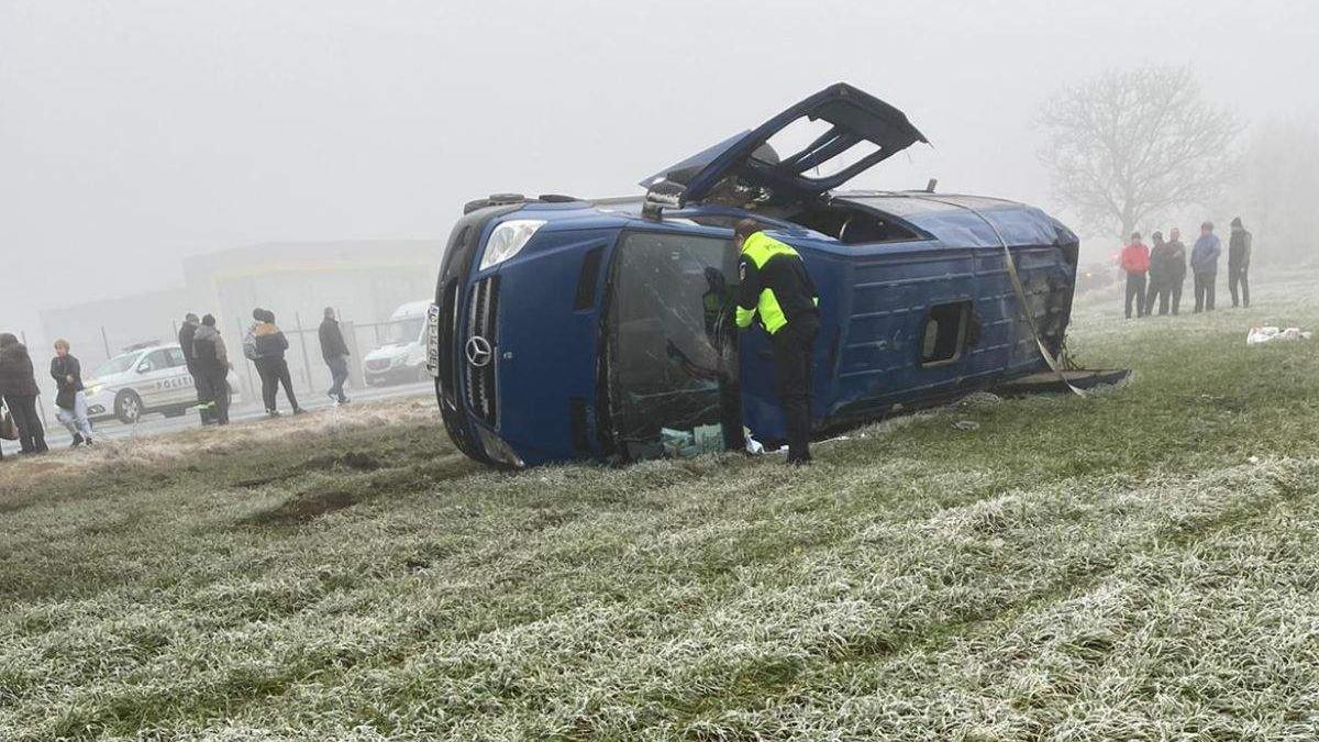 Accident GRAV în Constanța. Un microbuz plin cu călători s-a răsturnat. 18 persoane au fost rănite. Cele două persoane prinse sub mijlocul de transport au murit
