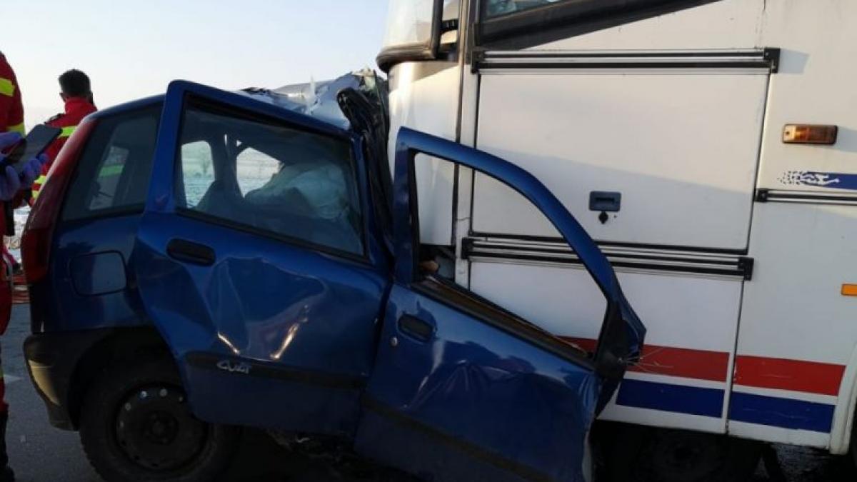 Accident teribil în Sibiu. Un șofer a murit strivit sub un autocar